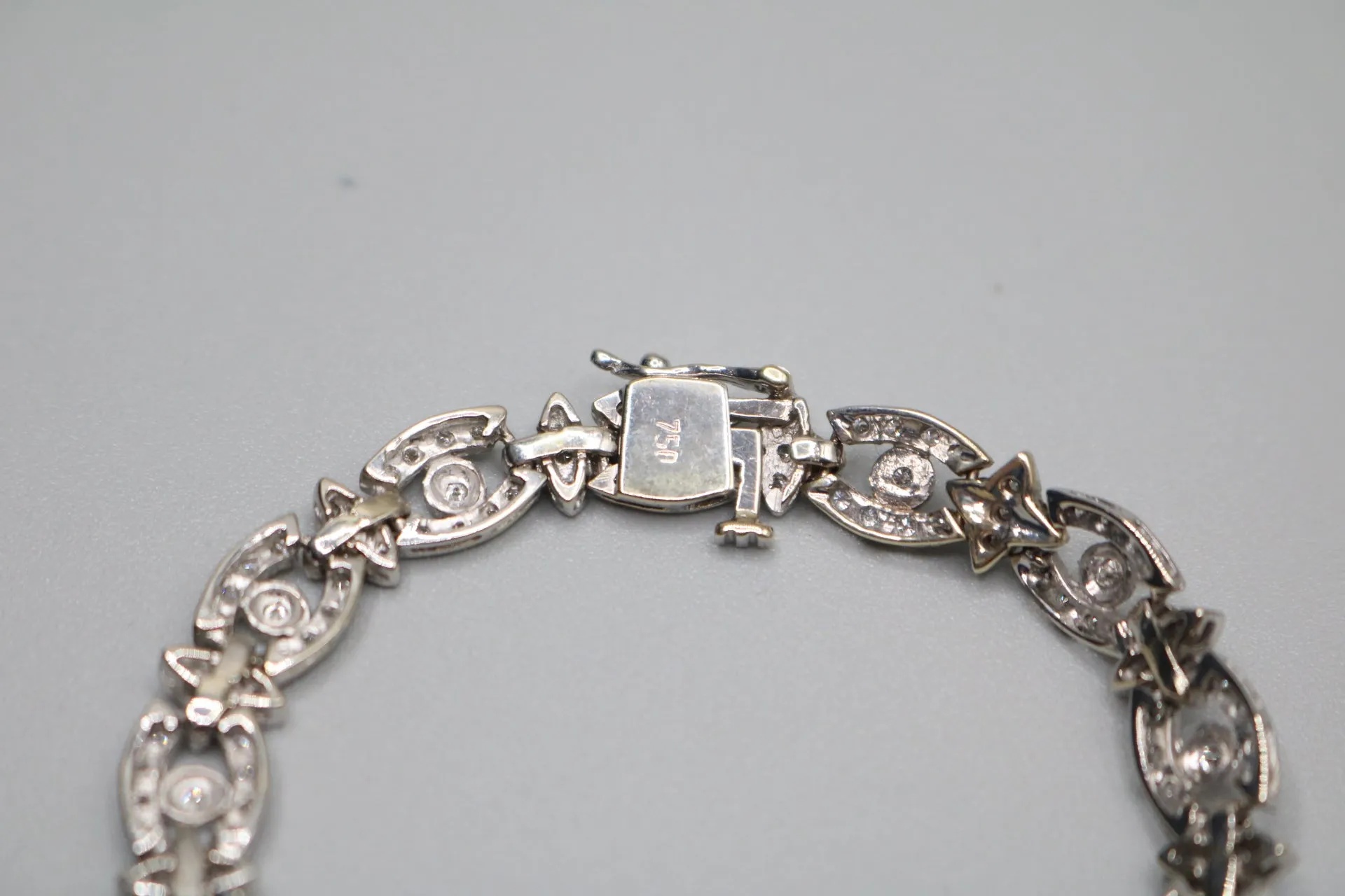 18K White Gold Diamond Link Bracelet (2.70 CTW)