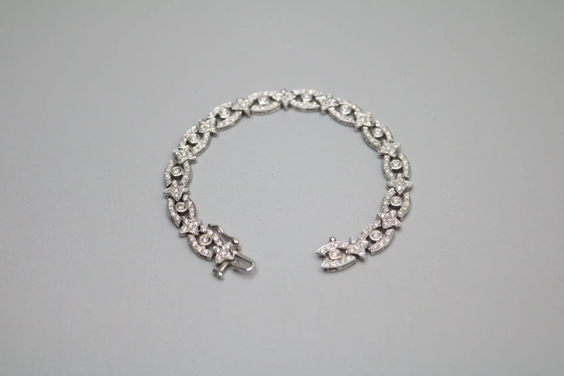 18K White Gold Diamond Link Bracelet (2.70 CTW)