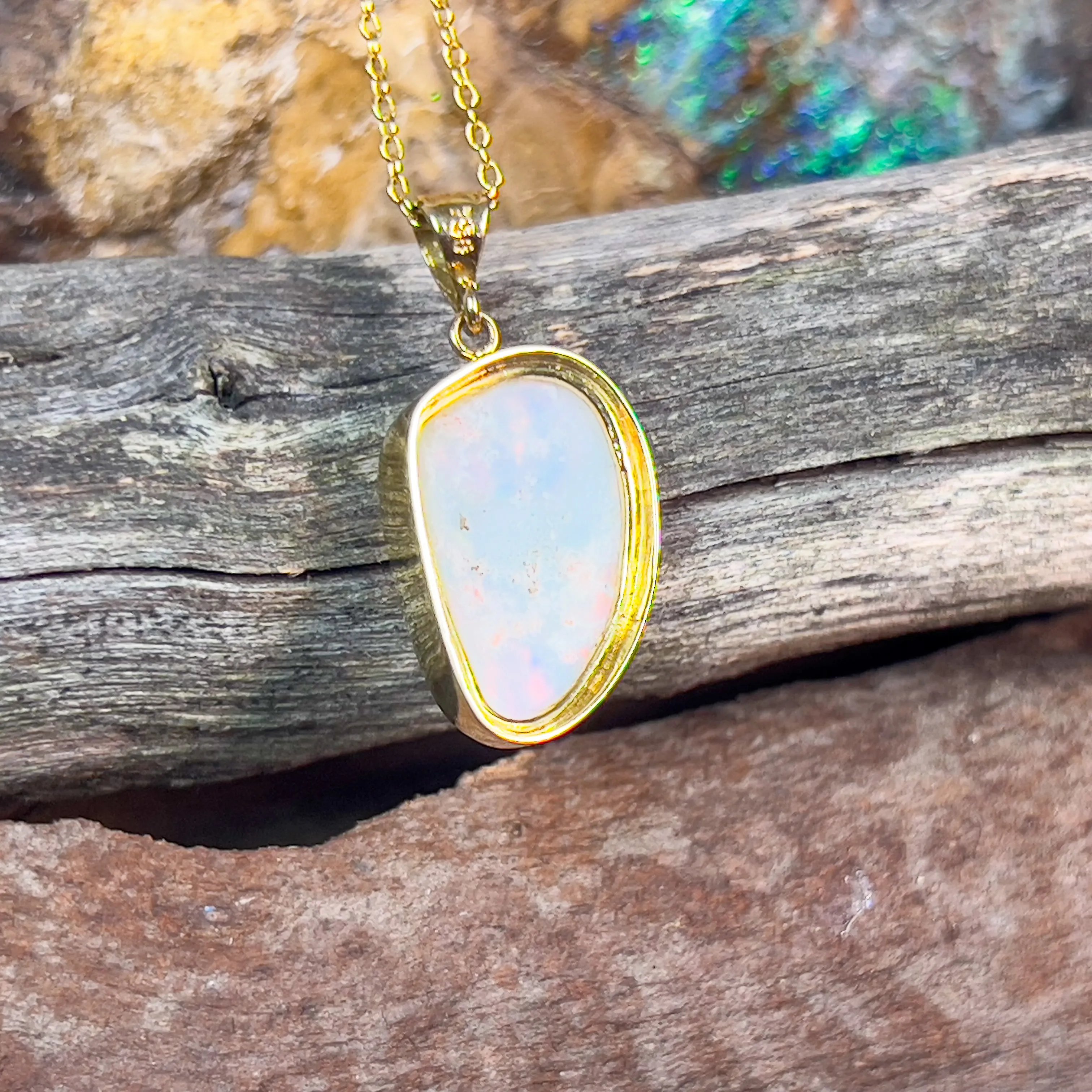 18kt Yellow Gold Freeform shape White Opal 4.88ct pendant