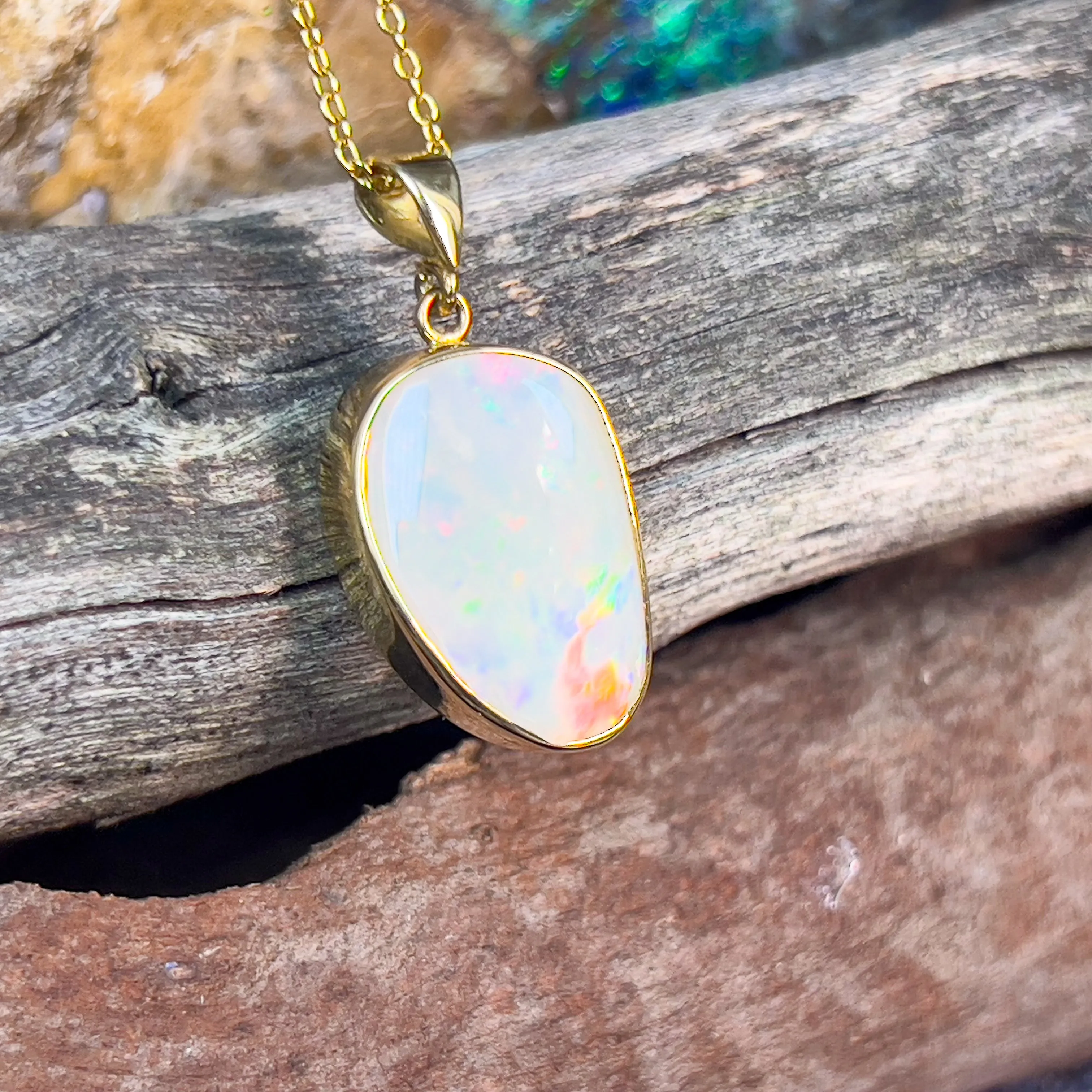 18kt Yellow Gold Freeform shape White Opal 4.88ct pendant