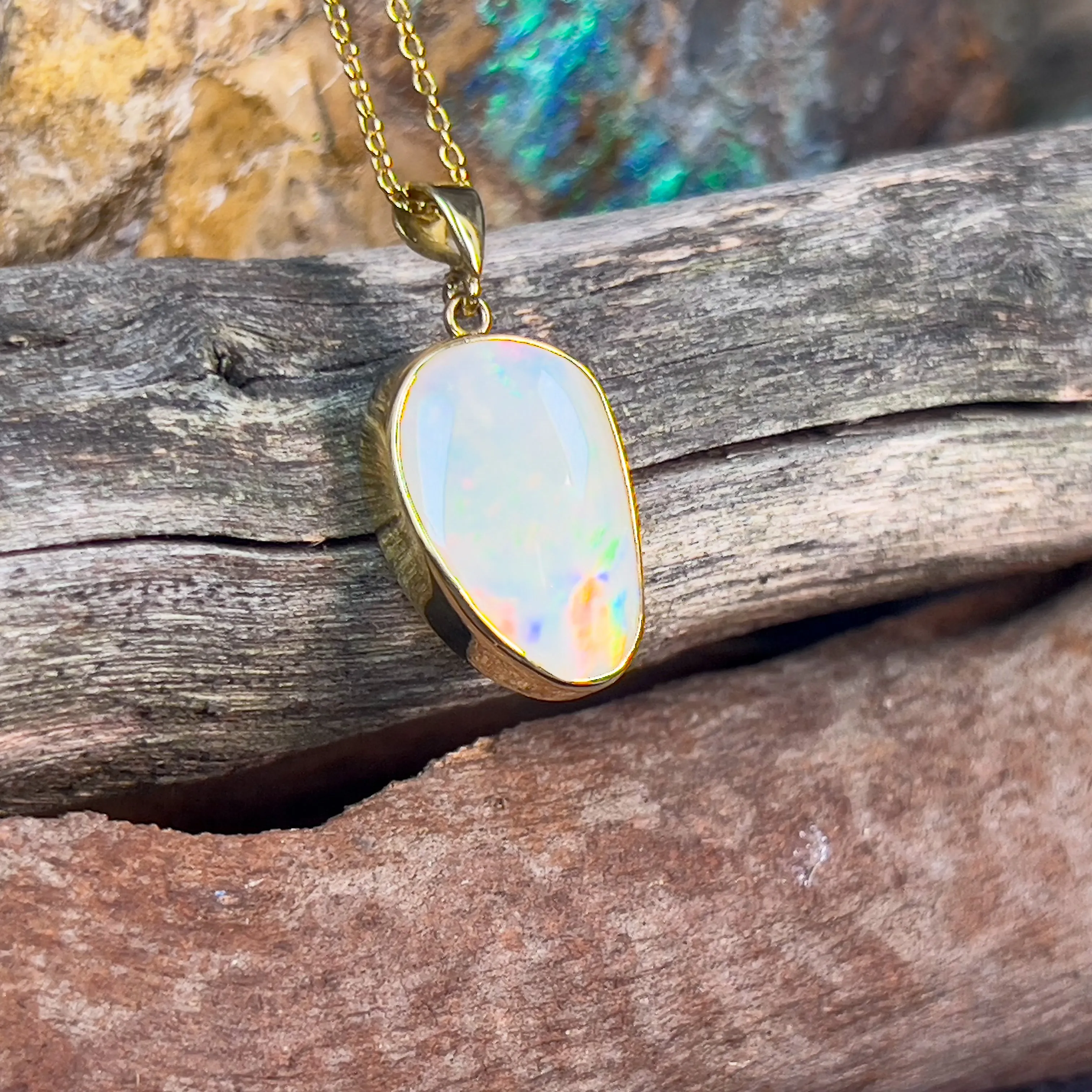 18kt Yellow Gold Freeform shape White Opal 4.88ct pendant