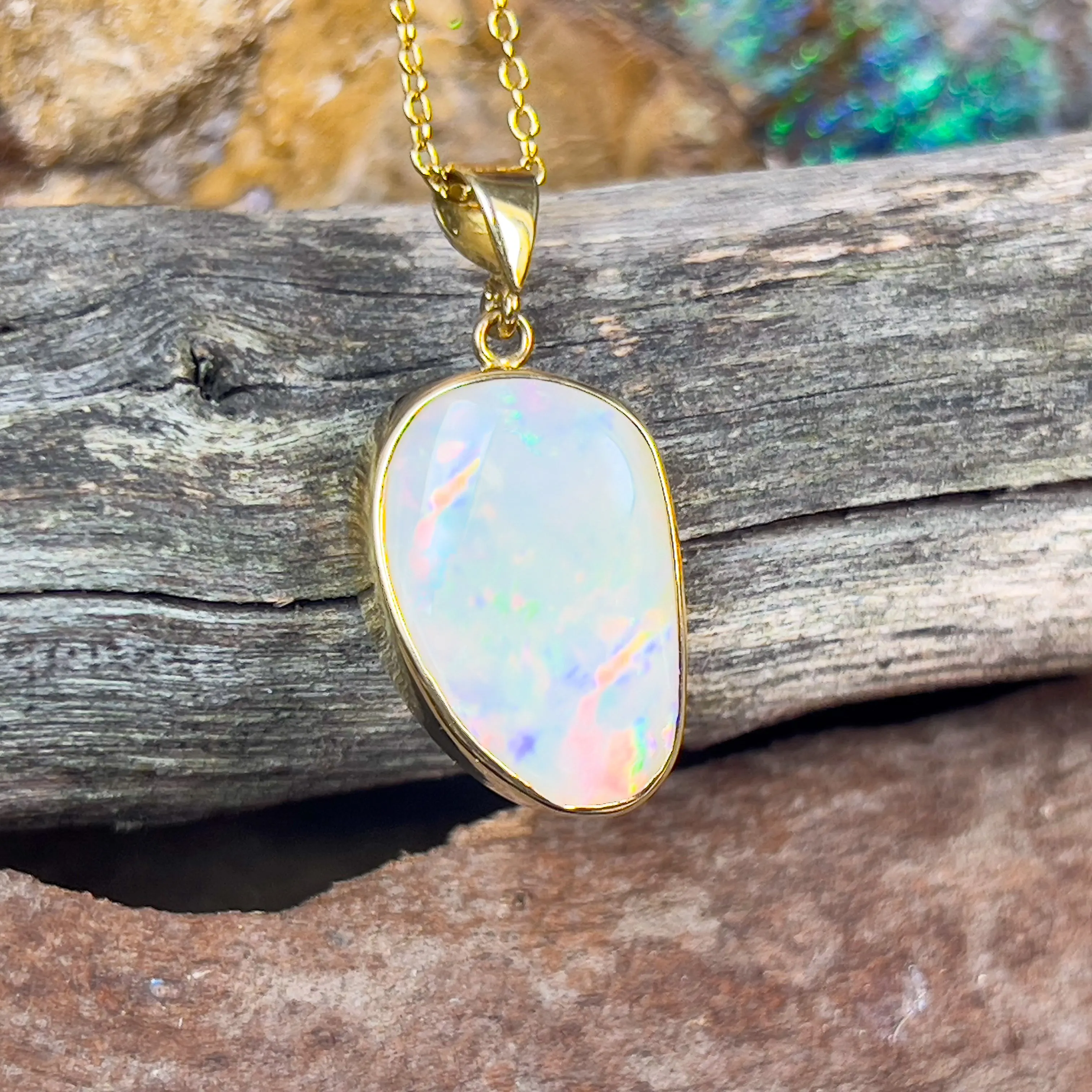 18kt Yellow Gold Freeform shape White Opal 4.88ct pendant