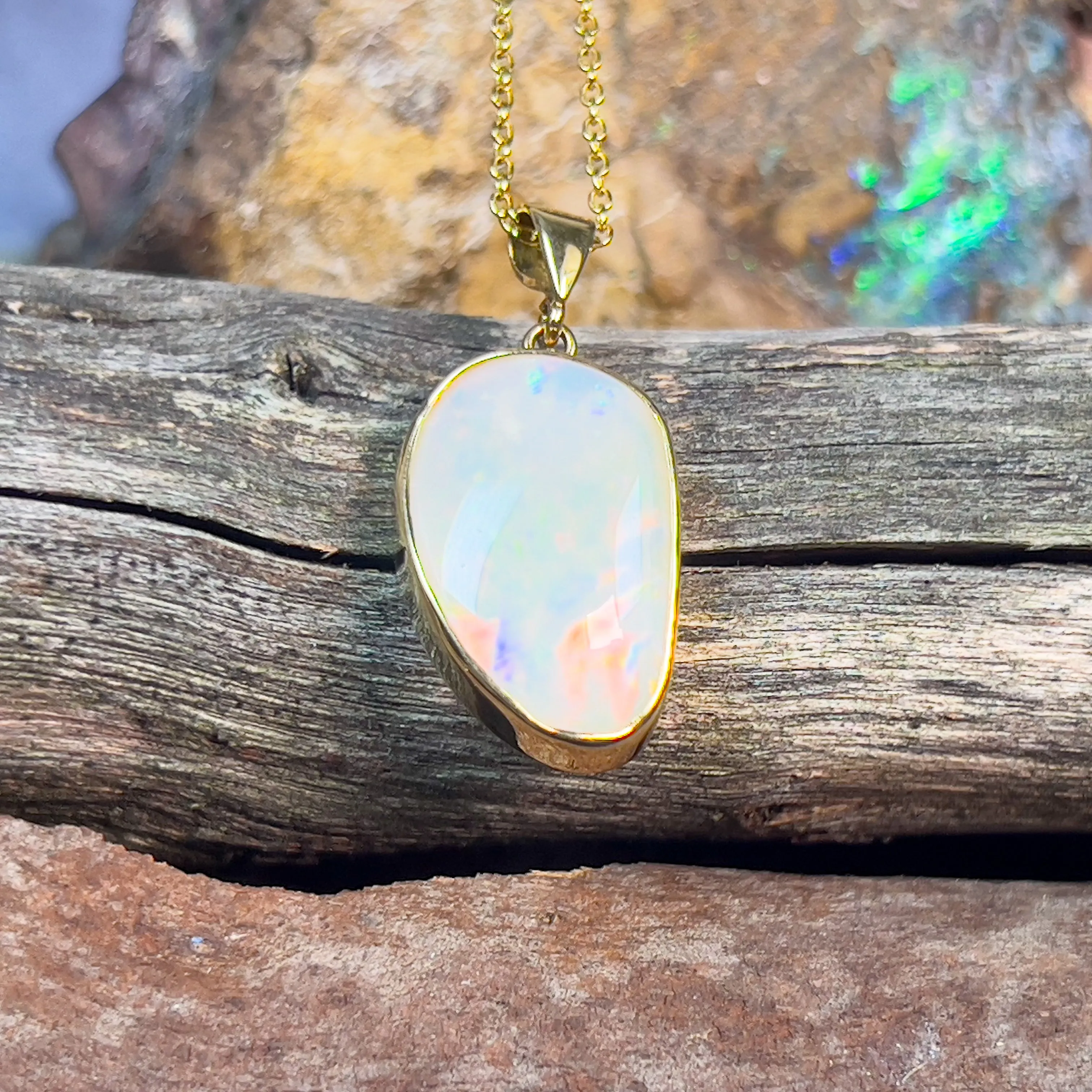 18kt Yellow Gold Freeform shape White Opal 4.88ct pendant