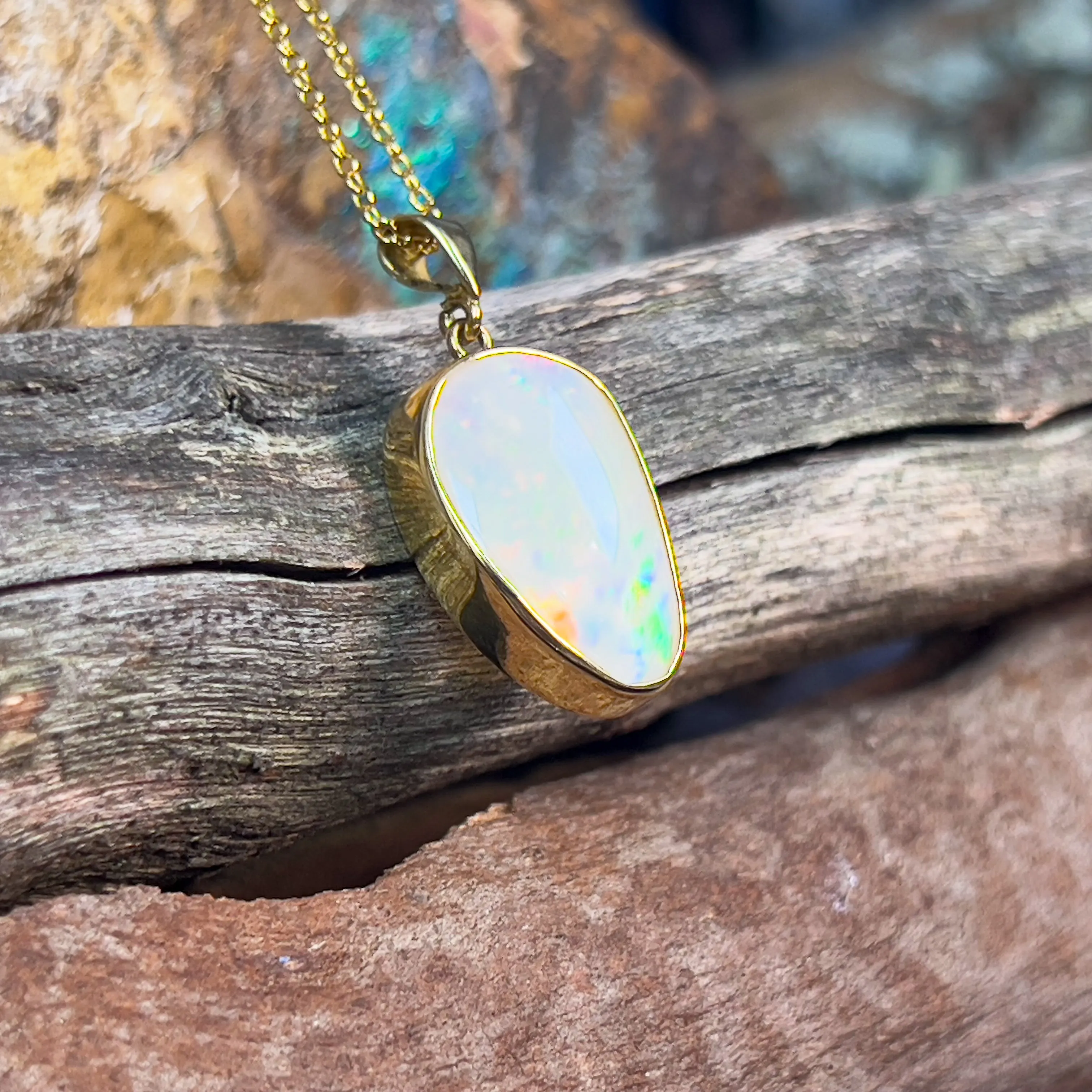 18kt Yellow Gold Freeform shape White Opal 4.88ct pendant