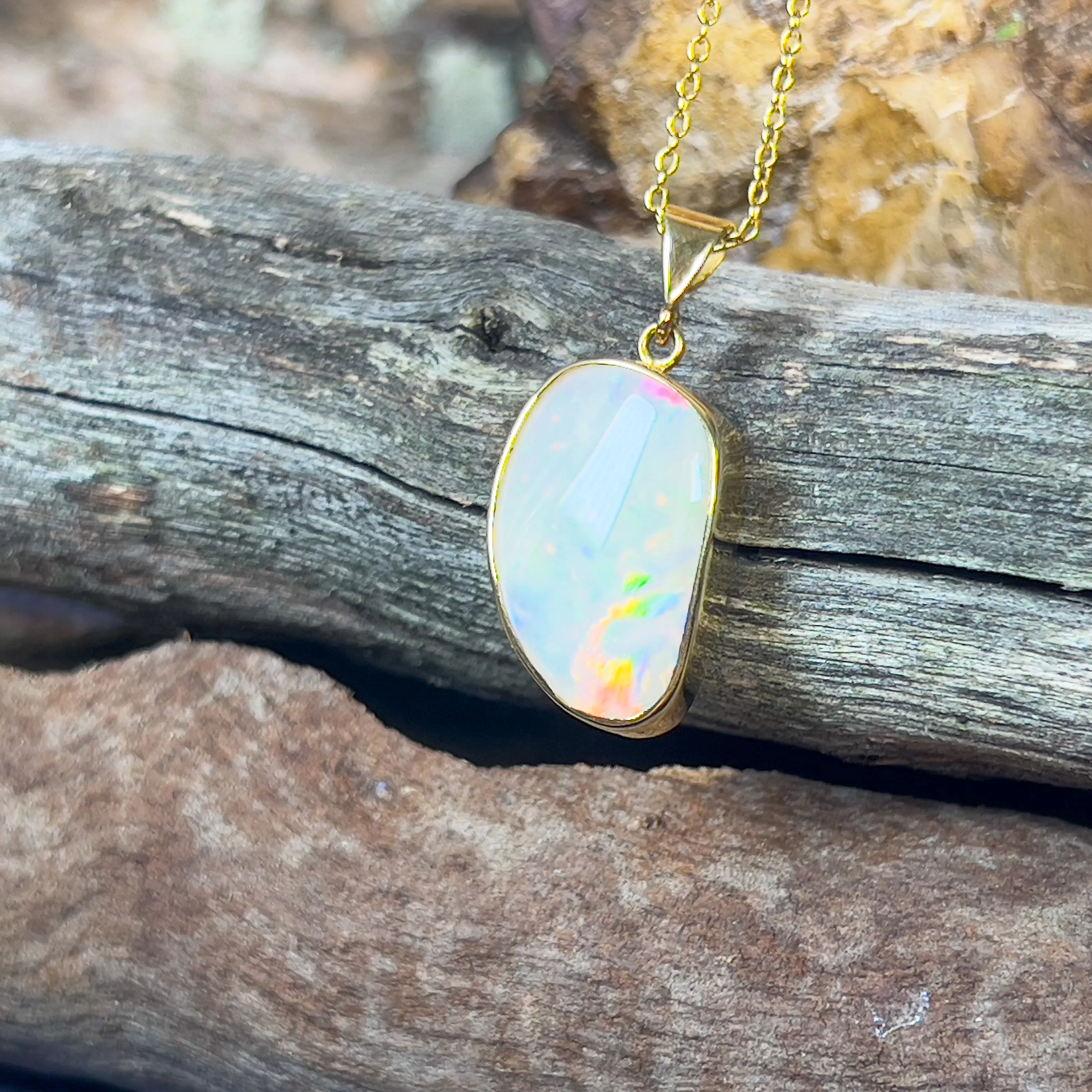 18kt Yellow Gold Freeform shape White Opal 4.88ct pendant