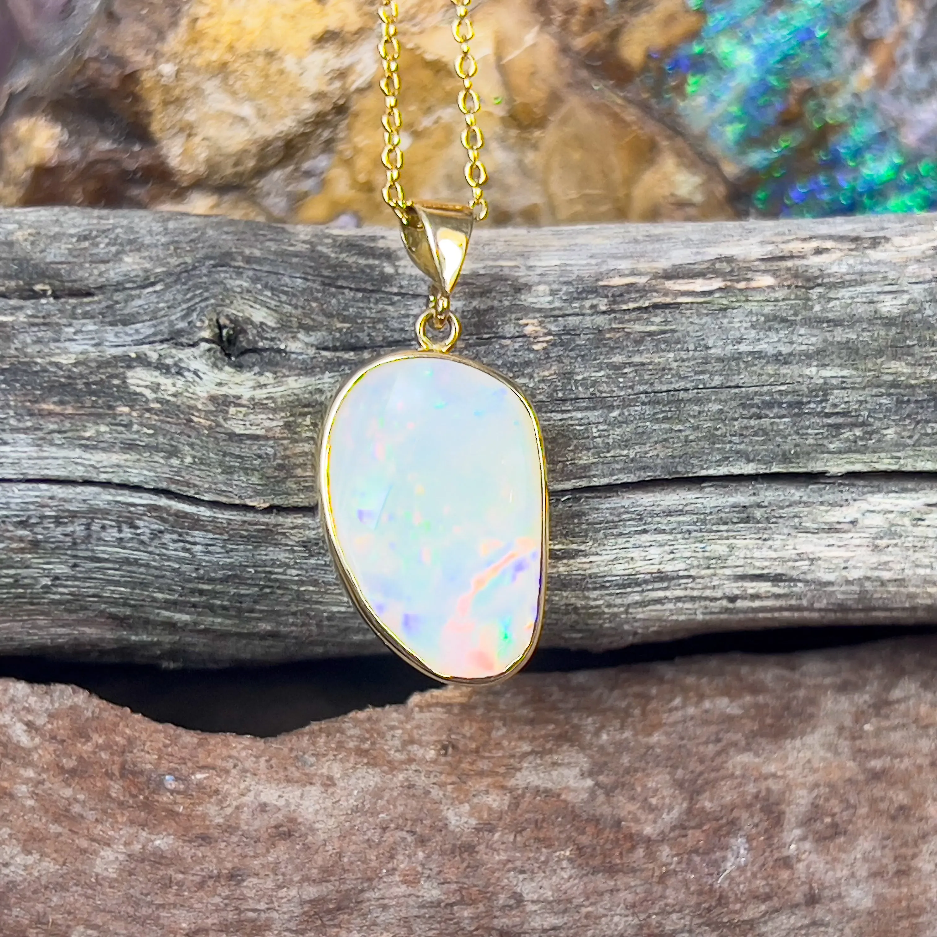 18kt Yellow Gold Freeform shape White Opal 4.88ct pendant