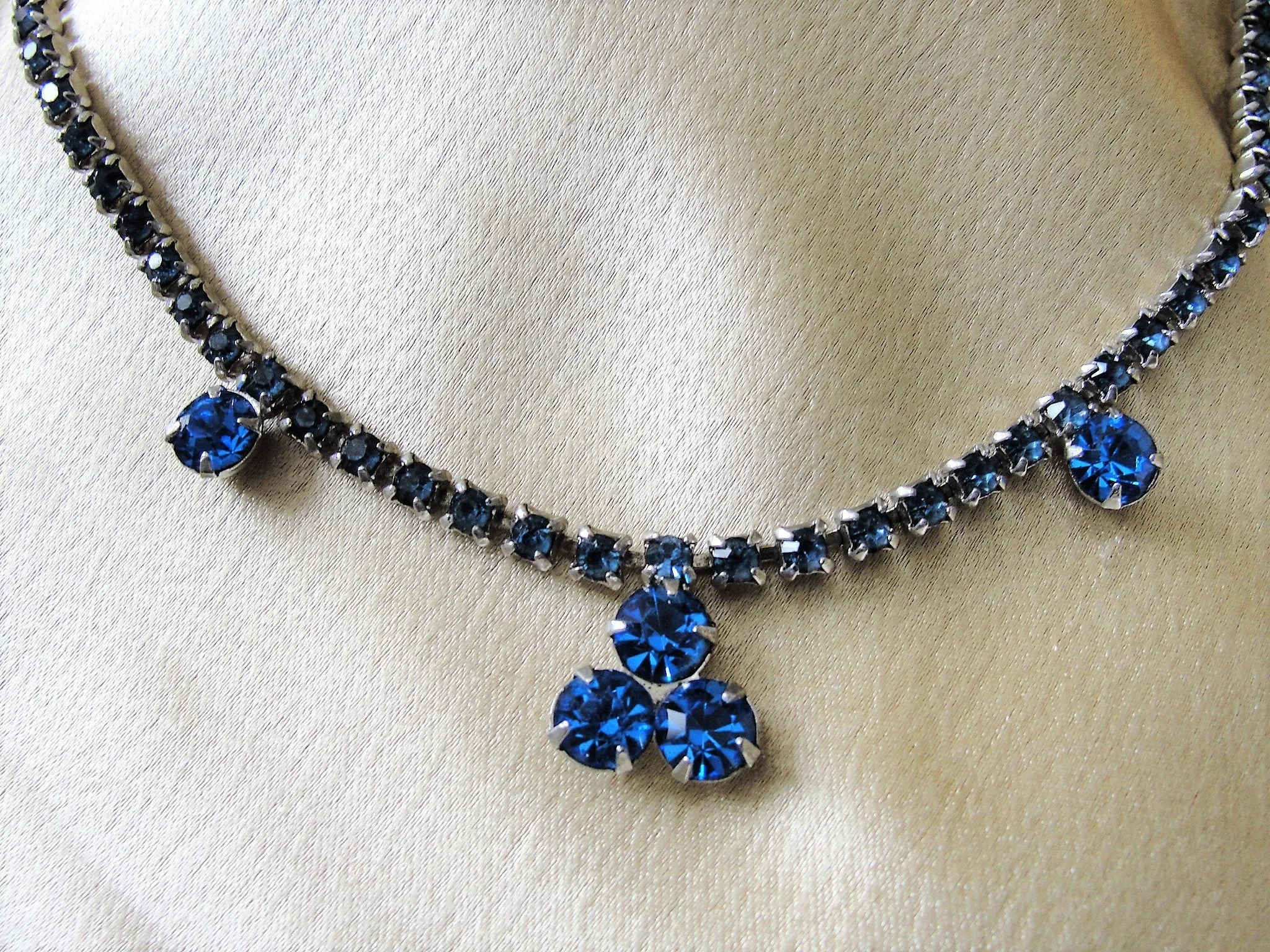 BEAUTIFUL 1950s Sapphire Blue Glass Rhinestones Necklace,Lovely Design,Silver Tone Metal Necklace,Elegant Evening,Prom,Bridal Jewelry