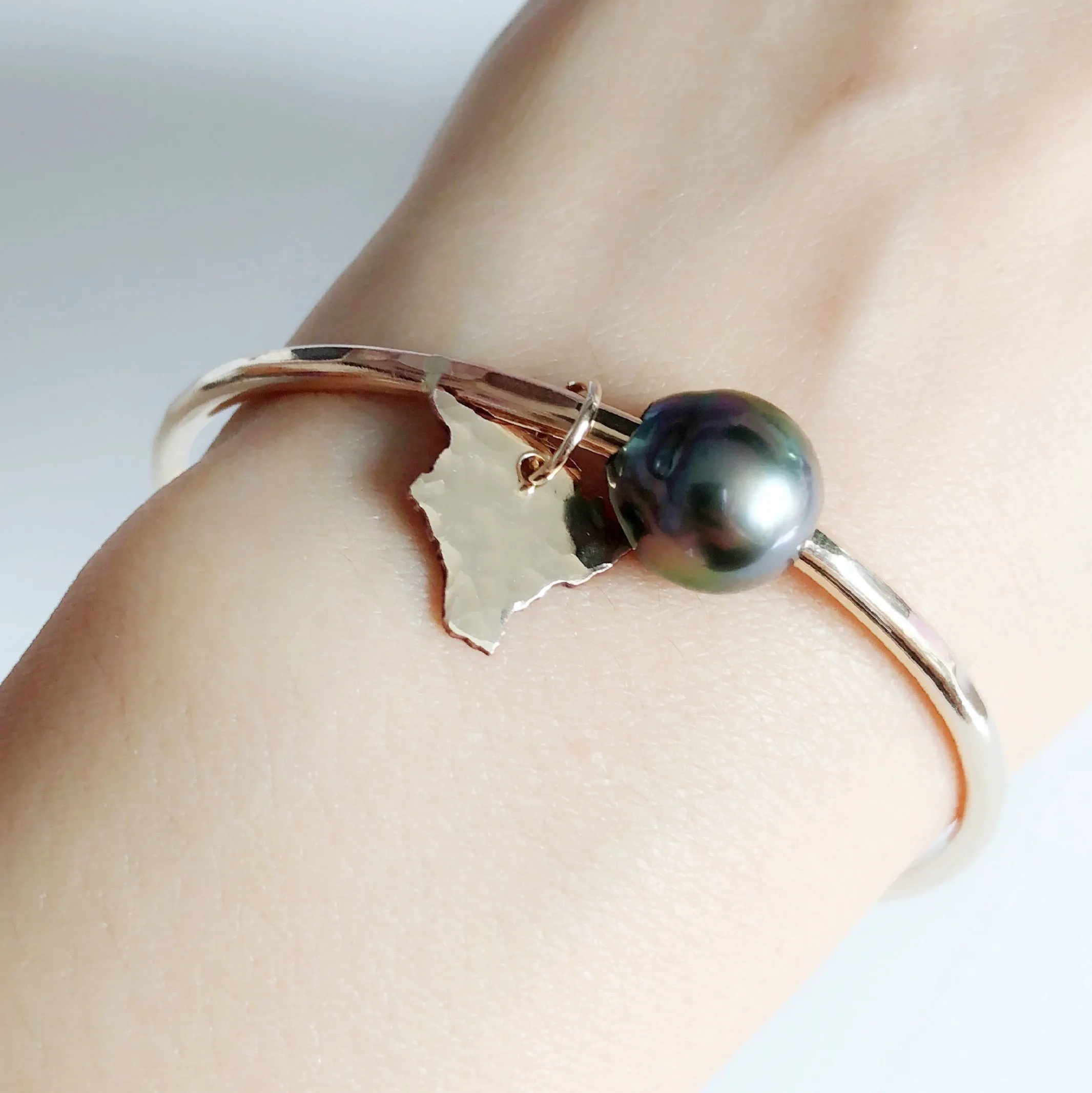 Big Island charm bangle - tahitian pearl (B368)