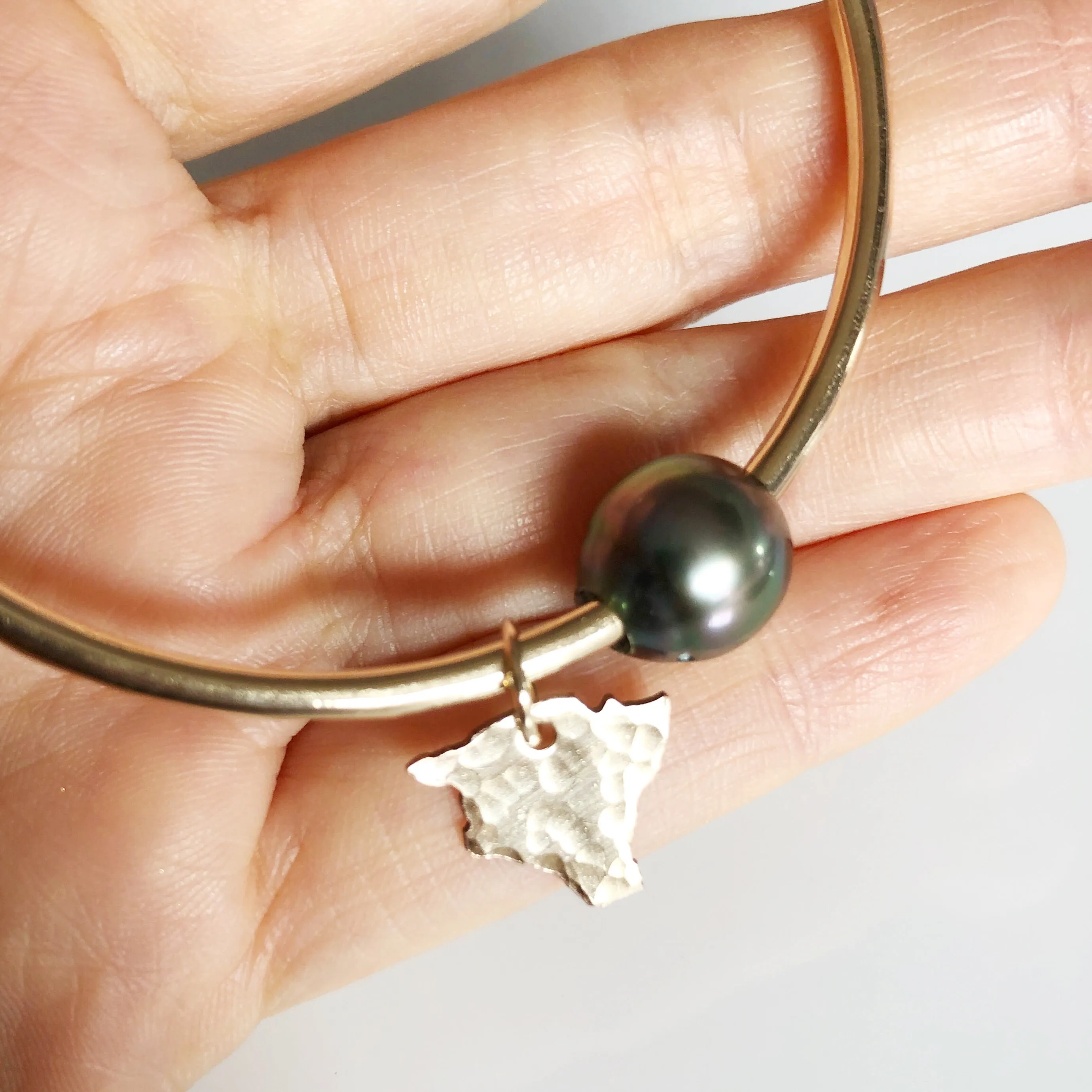 Big Island charm bangle - tahitian pearl (B368)