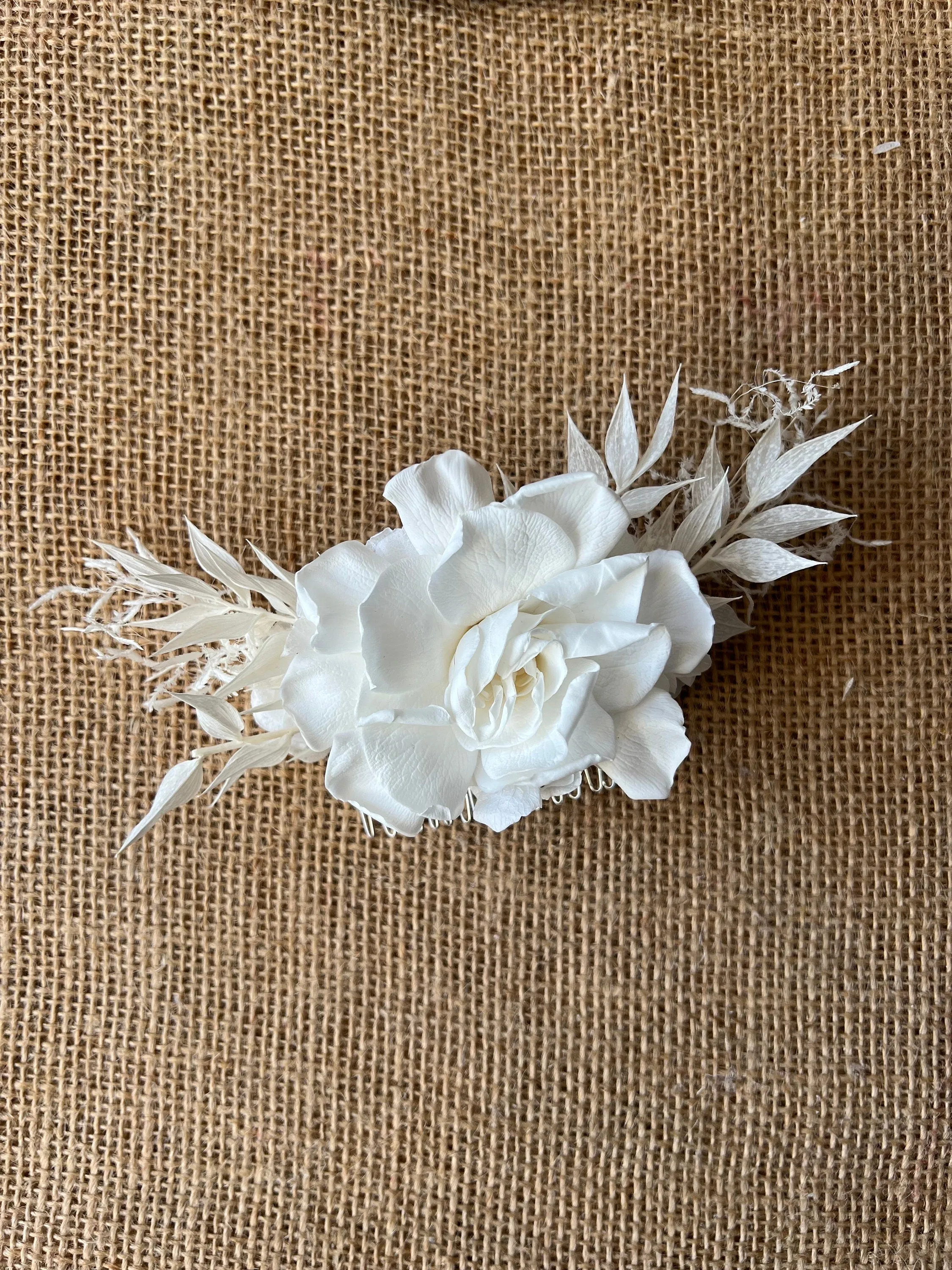 Boho Bridal White Floral Hair Comb, Gardenia Ruscus Dried Flower Headpiece for Wedding in White, Bridal Headpiece White Flowers For Hair Up