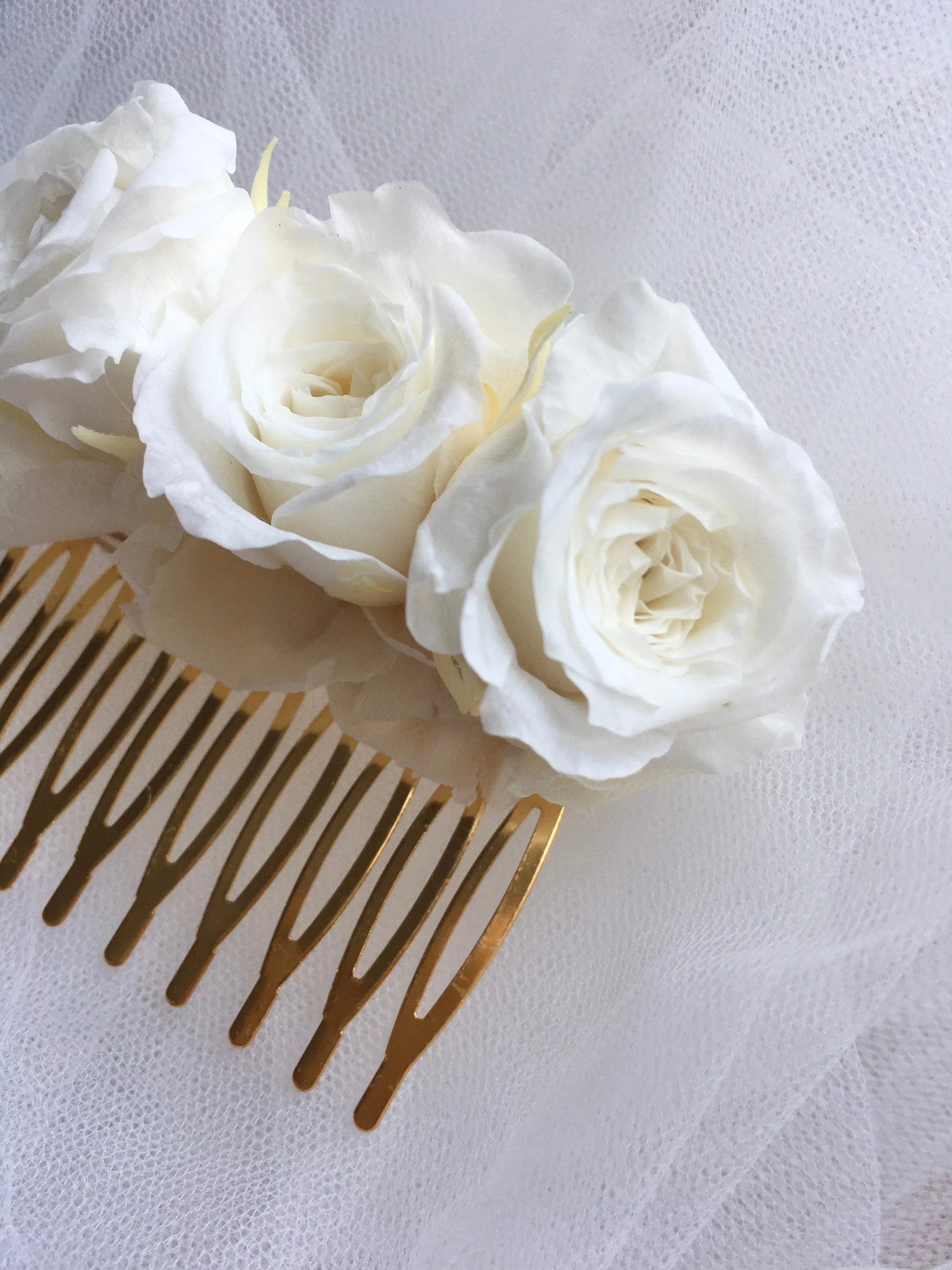 White Rose Hair Comb Small, Minimal Bridal Hair Piece, Preserved Rose Decorative Wedding Side Comb in Gold, Everlasting Flower Updo Hair