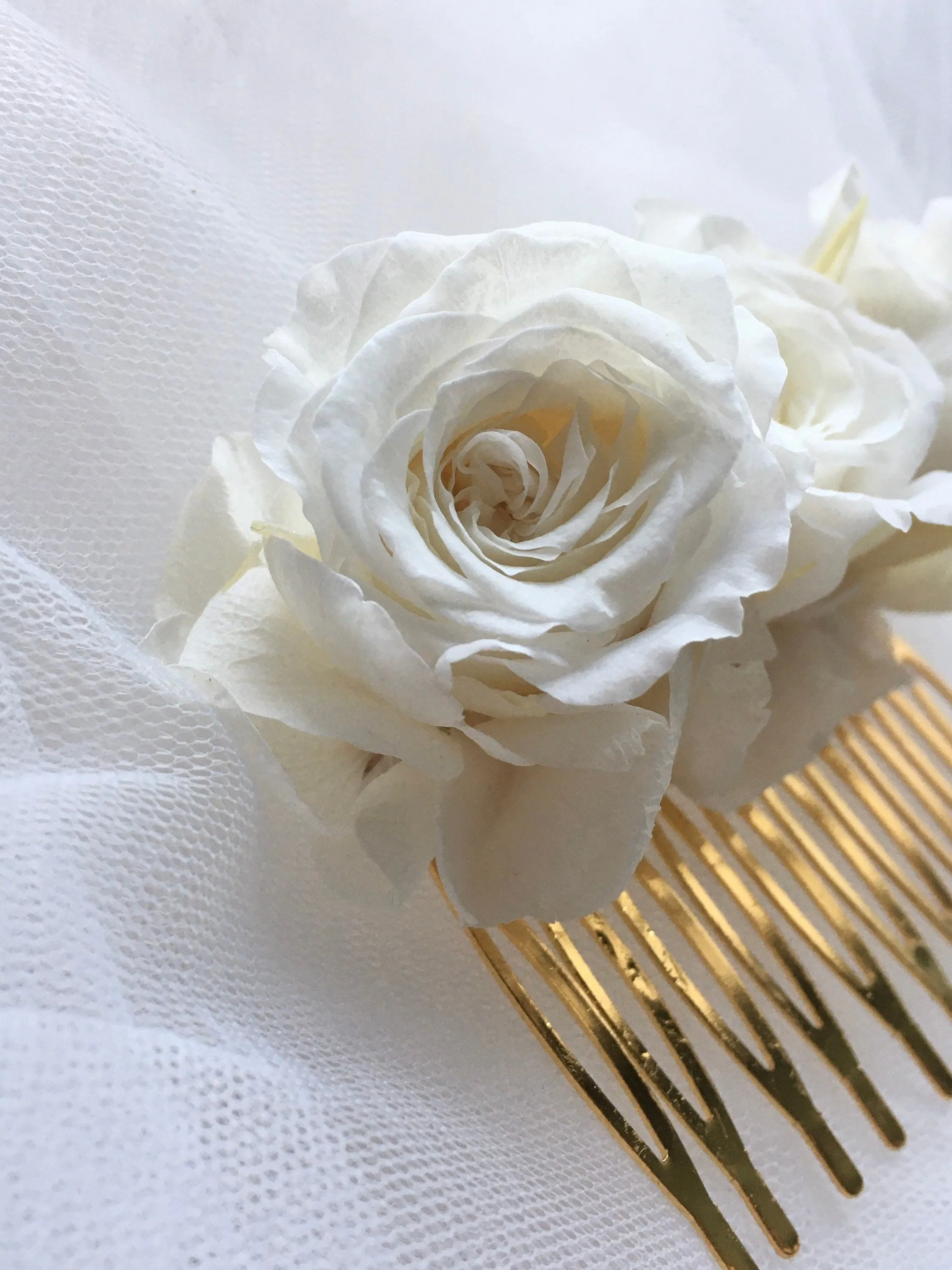 White Rose Hair Comb Small, Minimal Bridal Hair Piece, Preserved Rose Decorative Wedding Side Comb in Gold, Everlasting Flower Updo Hair