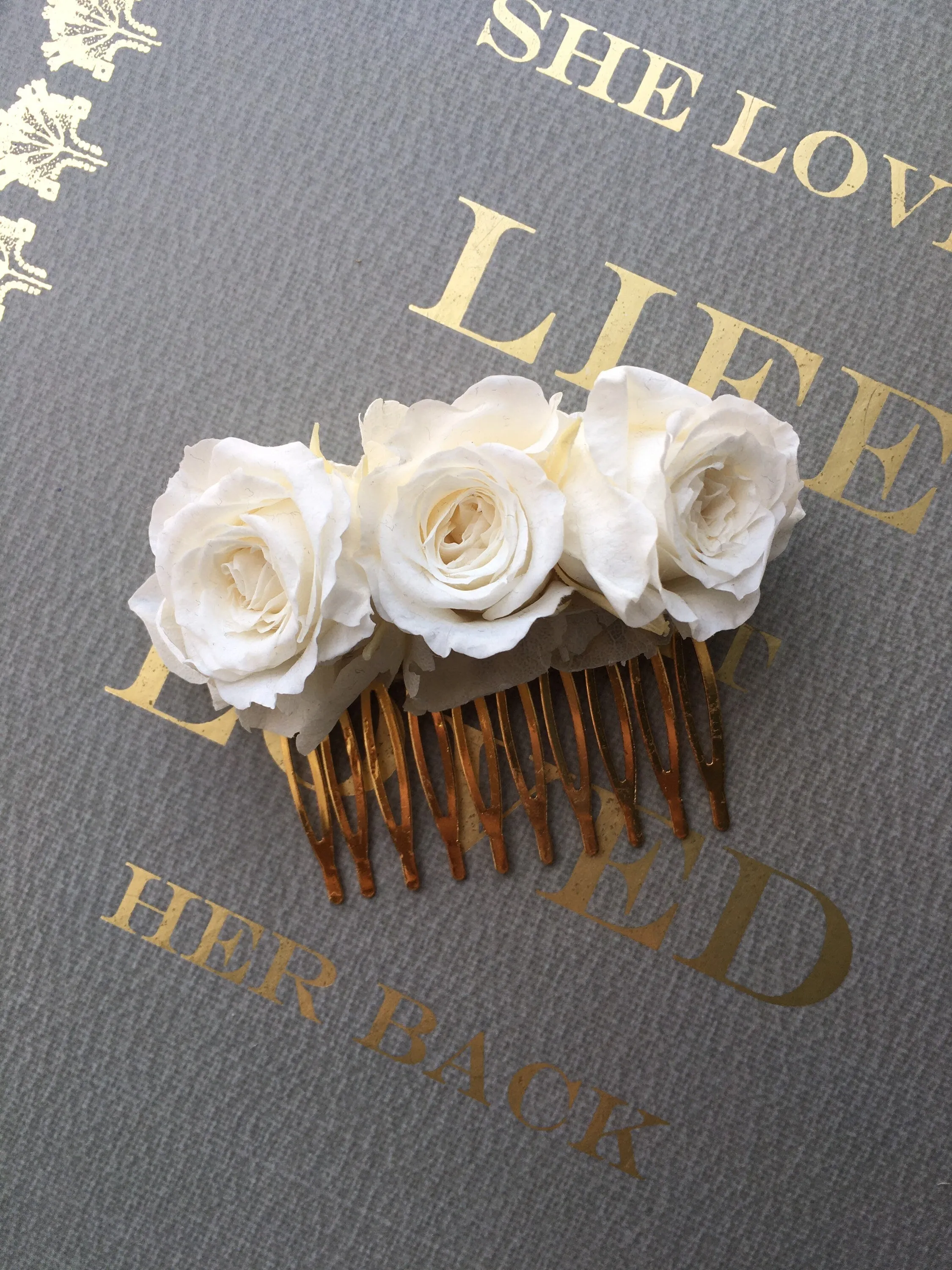 White Rose Hair Comb Small, Minimal Bridal Hair Piece, Preserved Rose Decorative Wedding Side Comb in Gold, Everlasting Flower Updo Hair